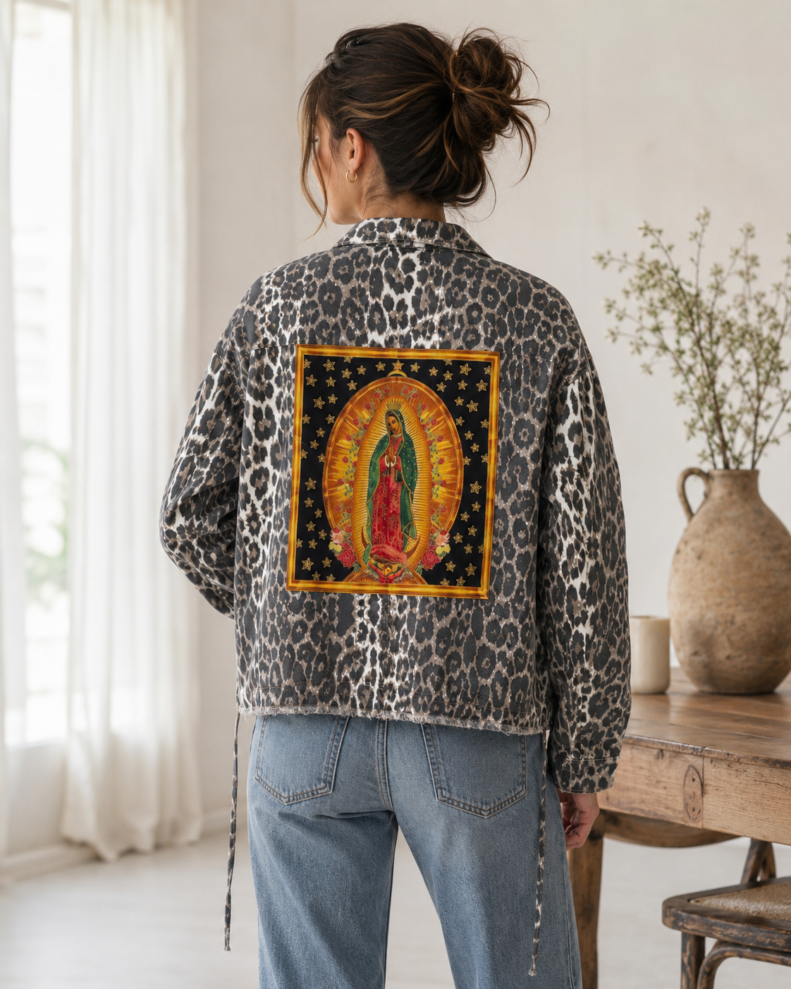 Femme de dos portant une veste léopard personnalisée avec un patch de la Vierge de Guadalupe