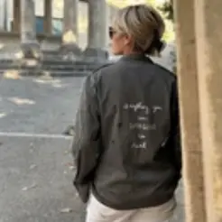 Veste militaire peinte à la main portée avec citation écrite au dos