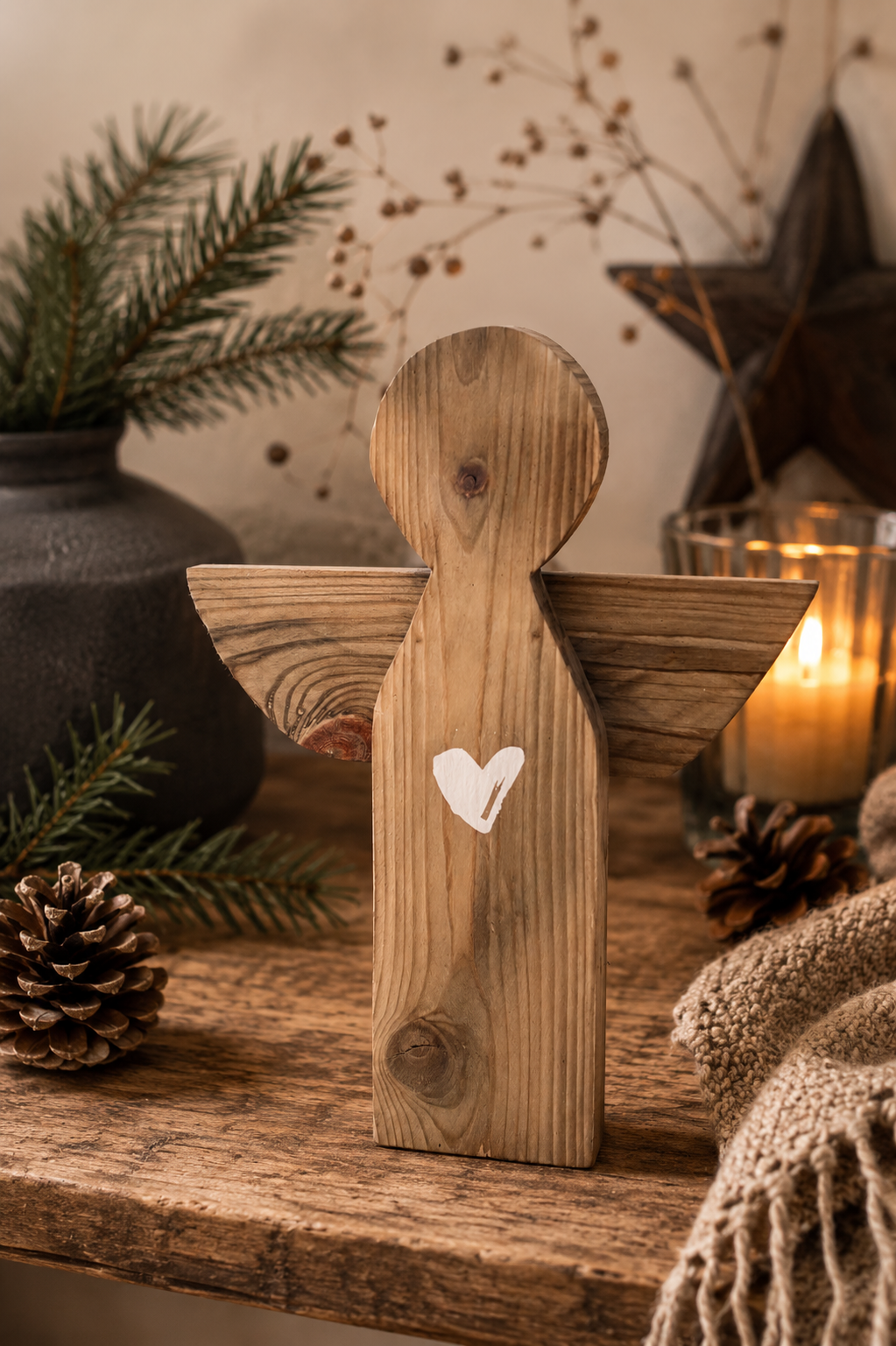 Ange décoratif en bois recyclé avec cœur blanc peint à la main