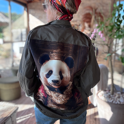Veste militaire customisée avec coupon textile panda couronné au dos