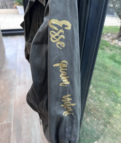 détail manche veste personnalisée écriture dorée