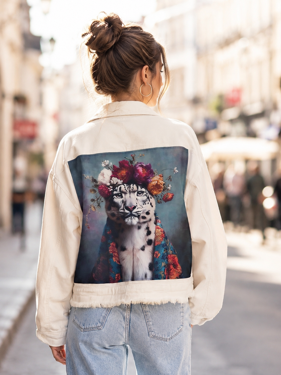 Vue rapprochée du dos d’une veste écrue customisée avec un grand visuel de léopard blanc et fleurs colorées