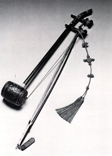 Como podemos ver, ele é bem similar ao Erhu (instrumento tradicional chinês).