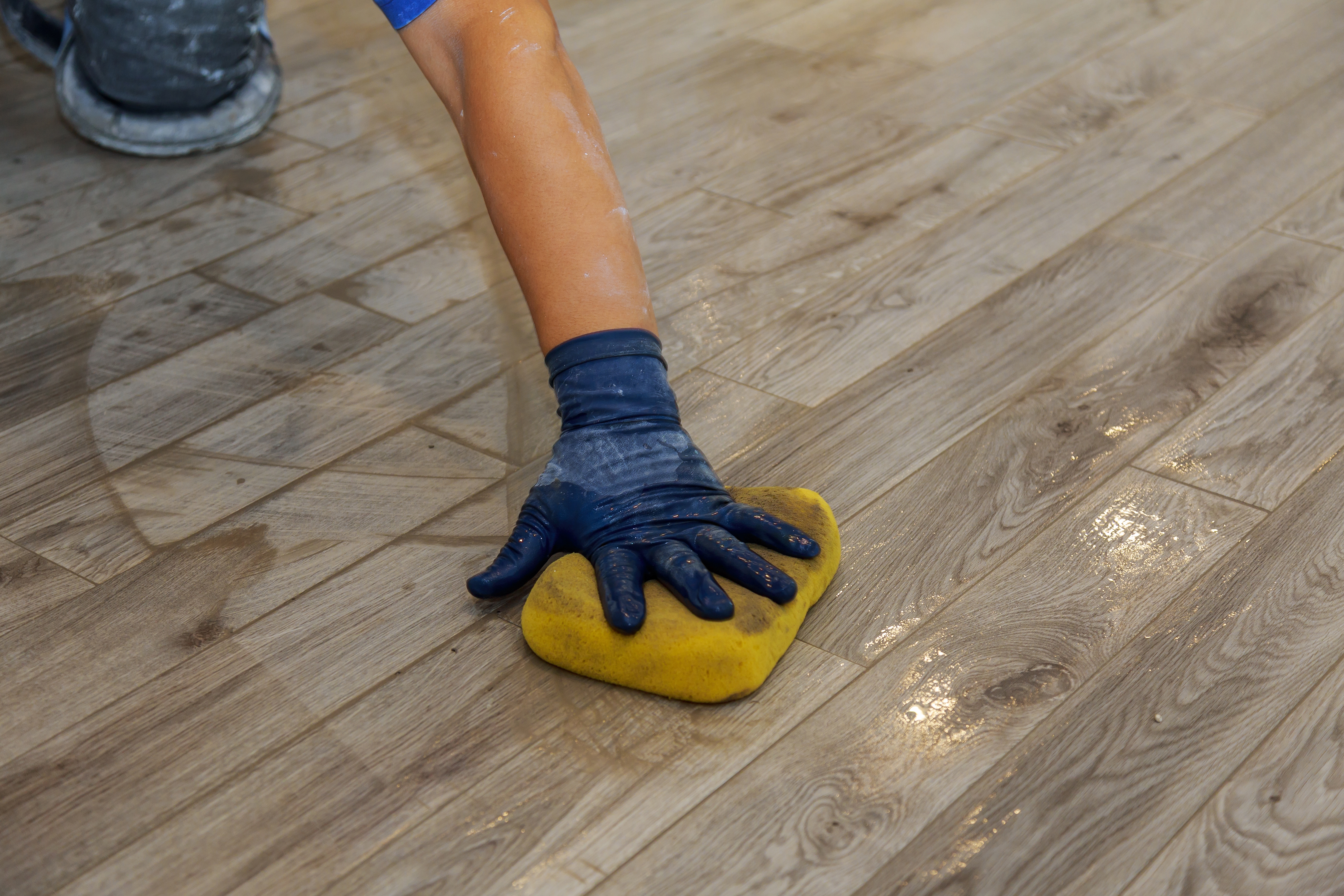 cleaning-wooden-floor-with-sponge-and-glove-2026-03-25-07-27-13-utc.jpg