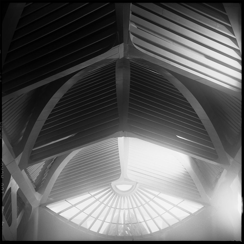Série Autoral sobre o futuro distópico que já acontece na arquitetura hoje.  Toda em analógico médio formato, feito a mão.