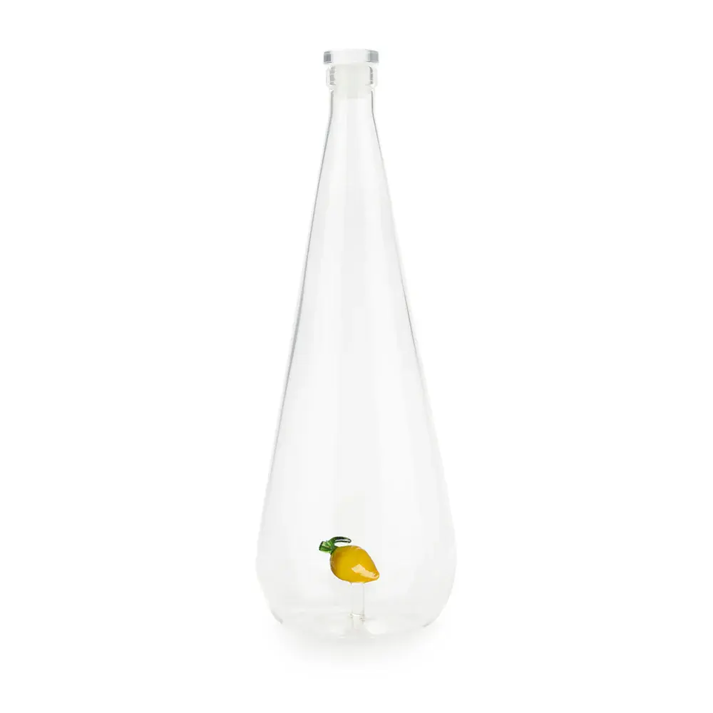 Glazen fles met citroen