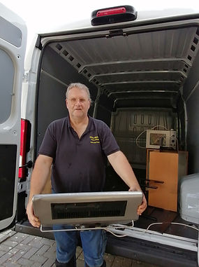 Hier ist der Chef gerade dabei eine Küche abzubauen und zu entsorgen. Wir sind gut in der Zeit. Lassen Sie Ihre alte Küche entsorgen.