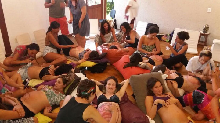 Natural Ultrasound class by Naoli Vinaver. " Flower of Women" being palpated and painted on. Photo by Naoli Vinaver.
