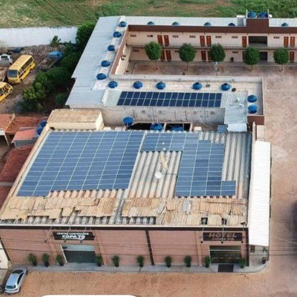 Instalação de placas de energia solar em Irecê para reduzir custos em hotel