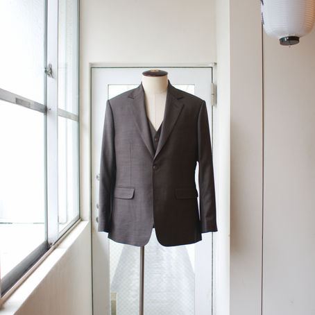 スーツ紹介〜大人の風格を纏う - Canonicoの上質なブラウン・スリーピース〜