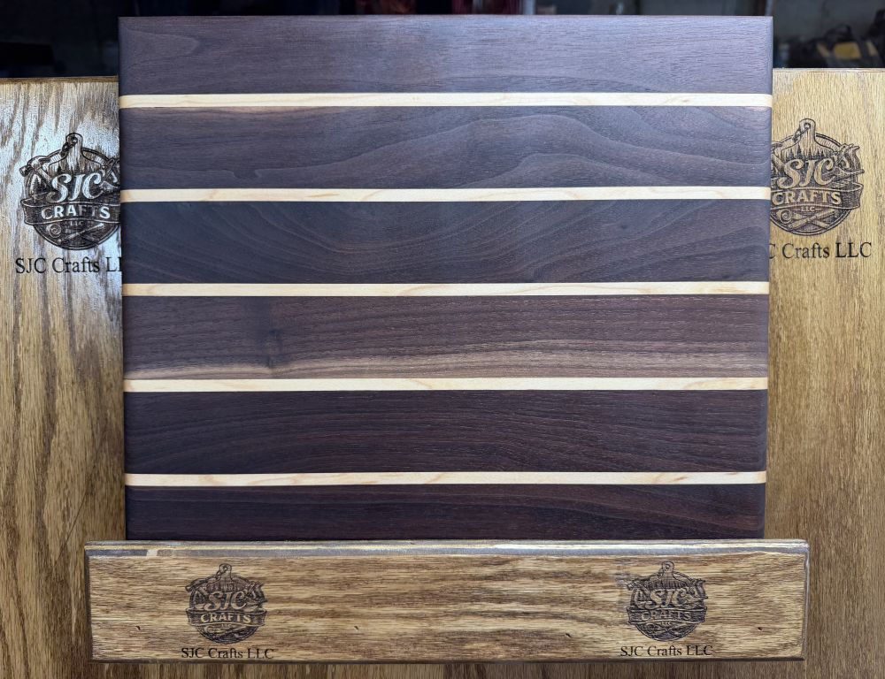 2609002 - Walnut & Maple cutting board