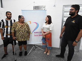 Fundo Social entrega óculos especiais para moradora de Praia Grande