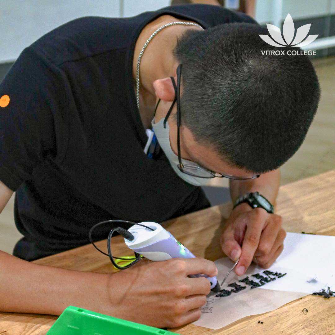 Visitor plays with 3D pen DIY crafts at ViTrox College STEM fun booth.