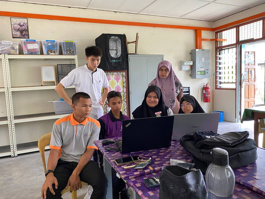 SMK Sungai Ara review product with ViTrox Engineer for MakerFest Instructable Challenge
