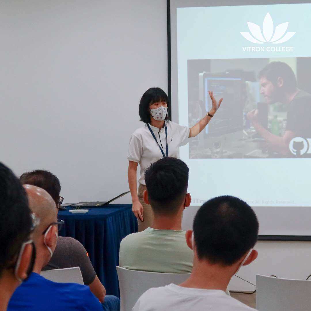 ViTrox's experienced engineer are giving career talk to visitors.