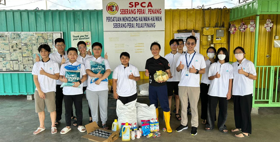 A group of 11 students and the person in charge of SPCA Seberang Perai.