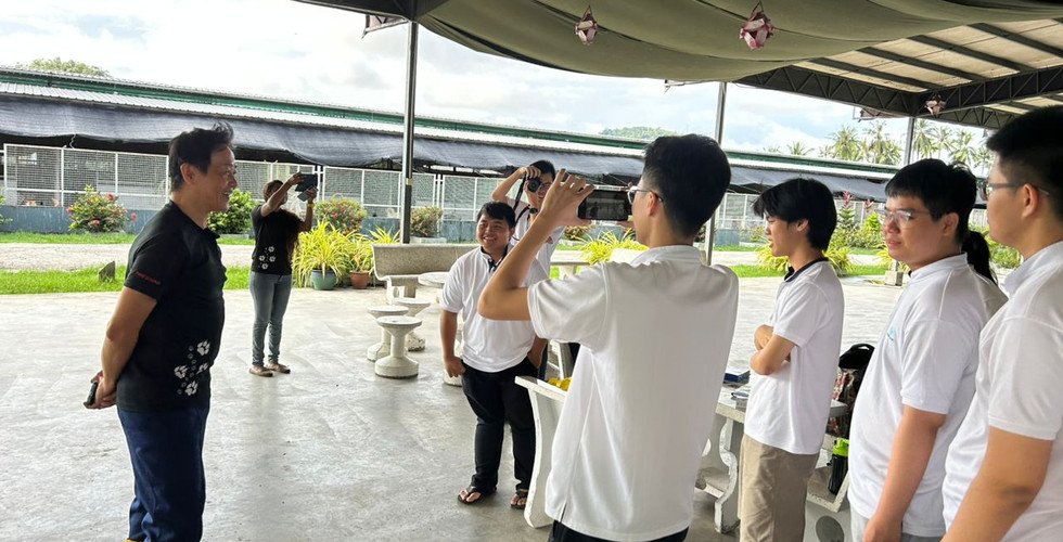 Mr Richard give a quick introduction about the animal shelter to the students in providing them in-depth background information about SPCA.