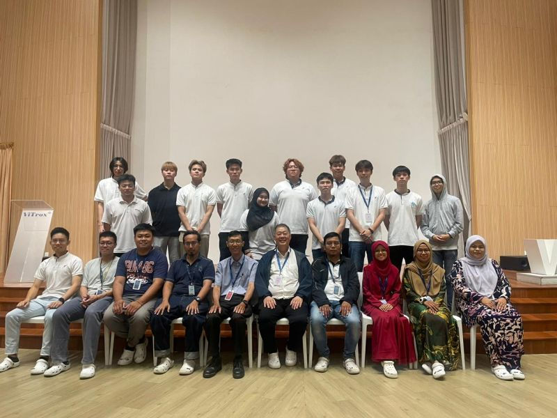 Group photo of SLDN students, instructors and exam invigilator from Jabatan Pembangunan Kemahiran (JPK).