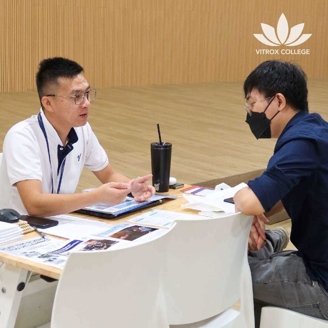 ViTrox College education counsellor explains diploma programmes and provided information for the students.