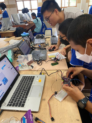 Students making their prototype with ViTrox Engineer