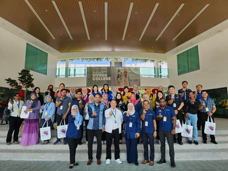 Group photo of ViTrox SLDN, TalentCorp and industry partners.