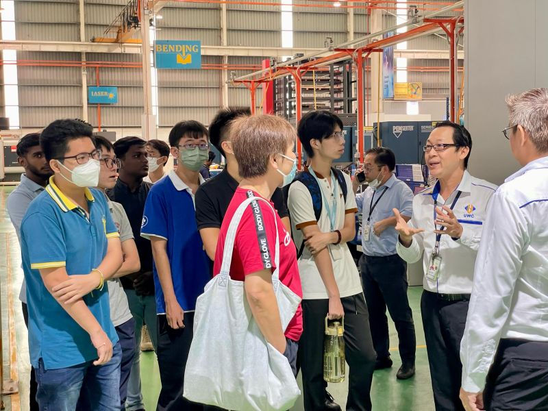 Representatives from UWC Berhad explains the process to the students and parents.