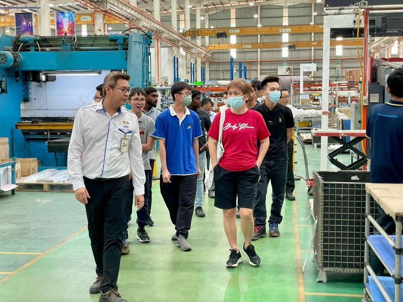 Representative from UWC brings students and parents for a tour in UWC Berhad.