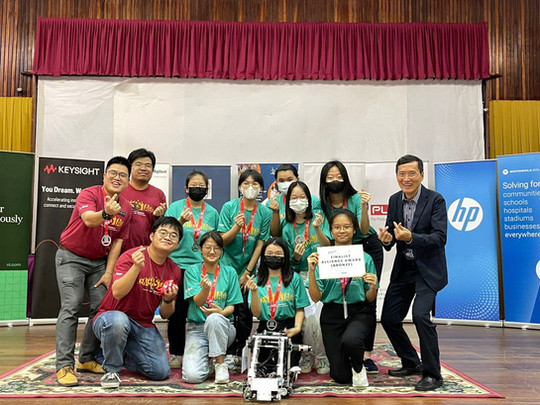 Award Receiving Participants taking a group photo with ViTrox Coach and Organiser