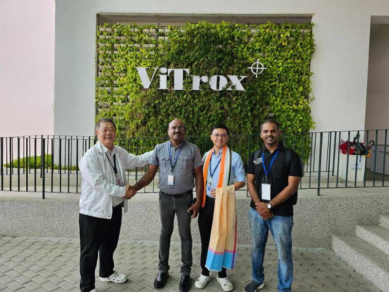 2 representative from India resenting souvenirs to 2 reprsentatives from ViTrox College.