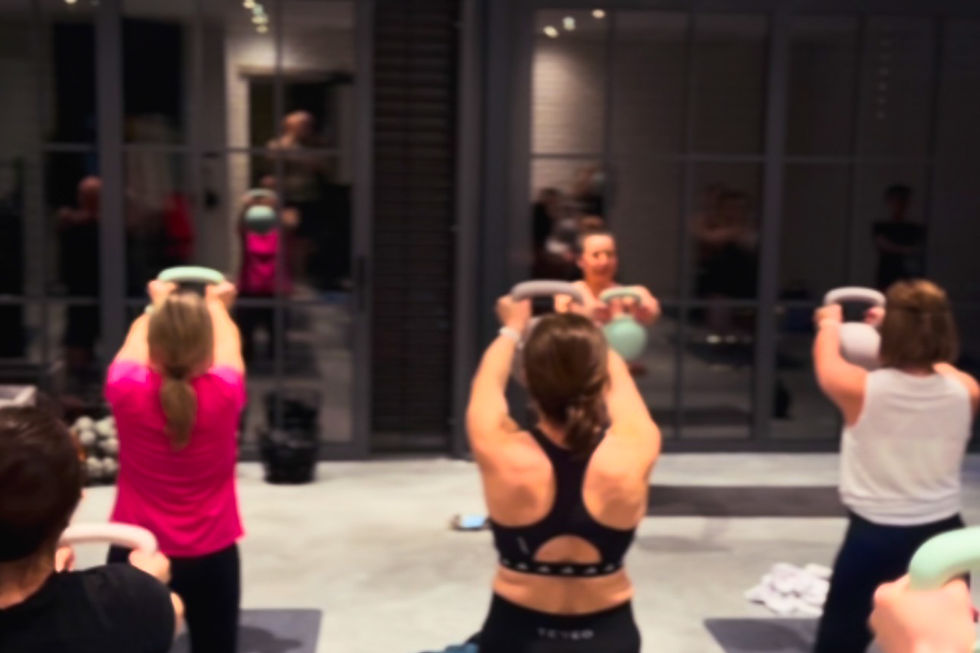 Gruppe beim Functional-Training mit Kettlebells im MoveLoft
