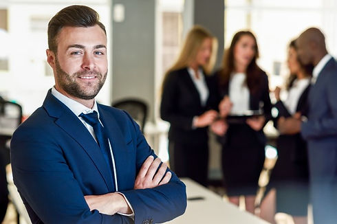 empresario-lider-en-su-oficina.jpg