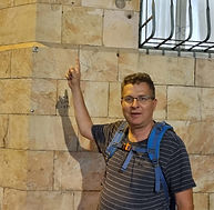 ערכנו עם אורנה סיור פרטי משפחתי בהר הבית בהרכב של זוג ו 3 ילדים
(גילאי 17, 15, 10).
אורנה מפוצצת בידע, יודעת להנגיש את המידע לכולם.
יודעת כיצד לגשת לנוער ולדבר אליו בגובה העיניים.
מתודולוגית בהדרכה ועושה סדר באוקיינוס הפרטים.
כולם יצאו מרוצים ומחוייכים מההדרכה.
מומלצת בחום
