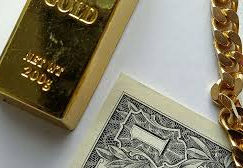 Gold flirts with record peaks near $3,175, Dollar tumbles