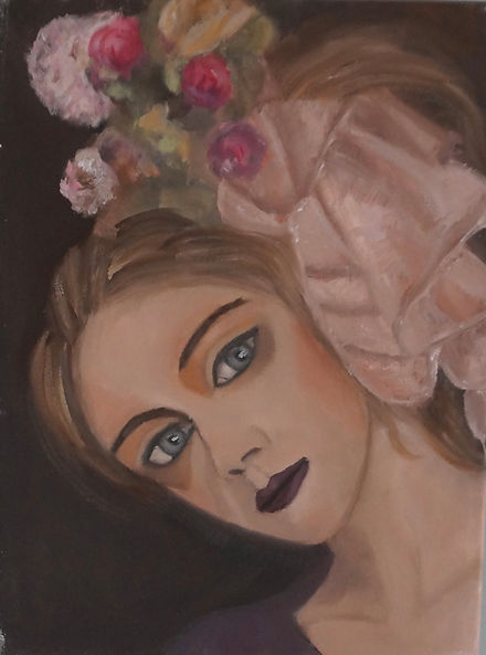 Olieverfschilderij van een vrouw in een paarse top met een expressieve roze hoofdtooi vol gekleurde bloemen, door Lia van de Laar.