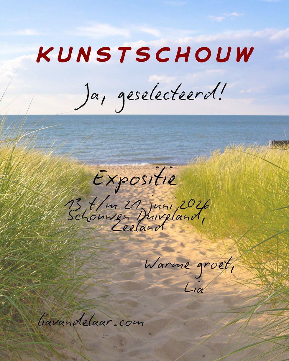 Een vooruitblik naar het eiland van de expositie: een overgang door de duinen naar strand en zee