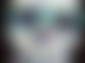 schedel in klei met bril