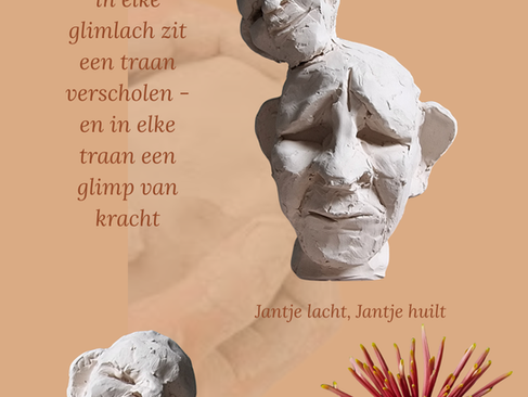 Twee hoofden van keramiek op elkaar gestapeld: Jantje lacht, Jantje huilt.