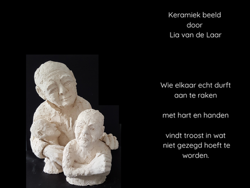 Wie elkaar echt durft aan te raken — met hart en handen — vindt troost in wat niet gezegd hoeft te worden. Lia van de Laar - keramiek beeld van mensen die elkaar vasthouden.