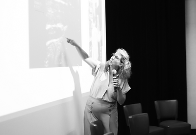Intervenant présentant lors d'une conférence du Forum