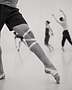 Gros plan sur les jambes d'un danseur en mouvement