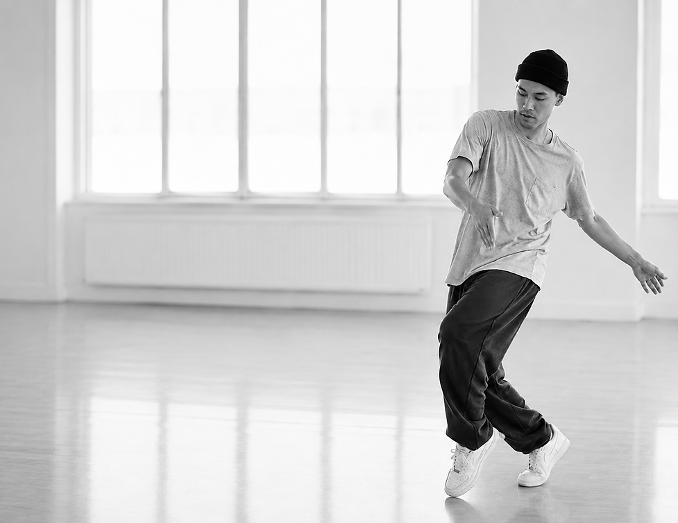 Danseur en mouvement, fond blanc épuré