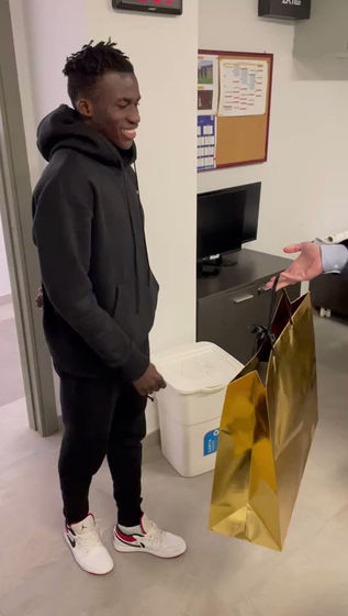 Mourinho has fulfilled his promise of buying €800 shoes for Ghanaian 🇬🇭 Felix Afena-Gyan VIDEO