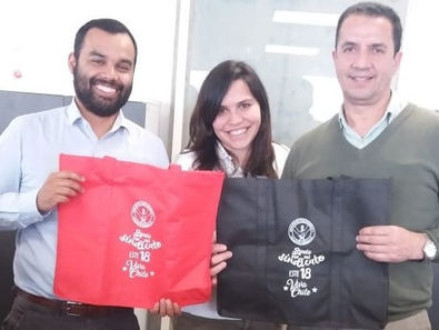 Entrega de presente a los socios
