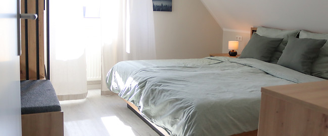 Helles Doppelzimmer mit Kingsize-Bett