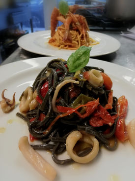 tagliolini neri con calamari e friggitelli.jpg
