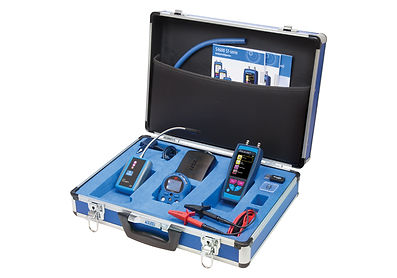 Koffer met professionele gasdetectie, gasdetector met sonde en meetapparatuur voor het opsporen van gaslekkages. Professionele gasdetectie-koffer met gasdetector, manometer en toebehoren, gebruikt voor het traceren van gaslekken. Gasdetectie-set in koffer, met snuffelsonde en drukmeting, voor veilige opsporing van gaslekkage.