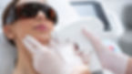 Frau mit Schutzbrille erhält Laserbehandlung im Gesicht zur dauerhaften Haarentfernung.