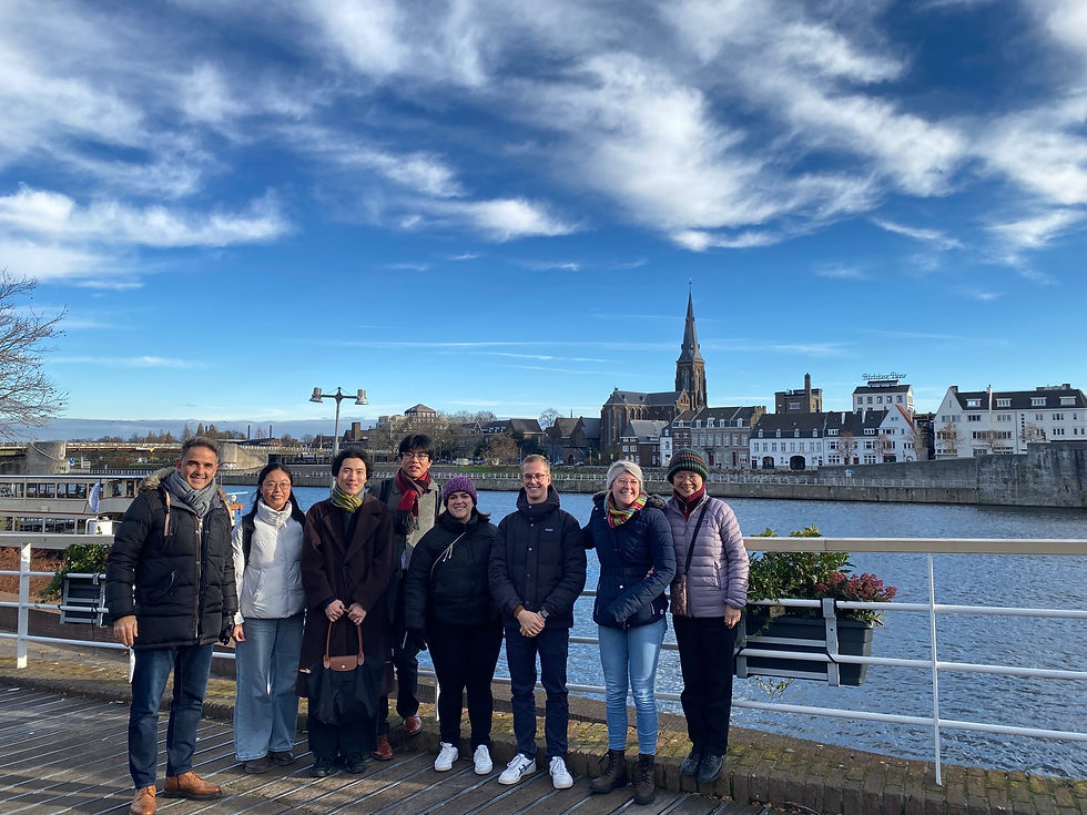 オランダへも足を延ばし、マーストリヒトのマース川沿いで記念撮影