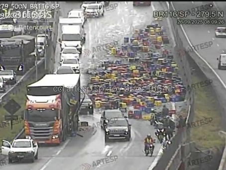 Motorista de carreta cochila e derruba 15 ton de cerveja em rodovia