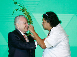 Temer é benzido por pai de santo em convenção do PMDB